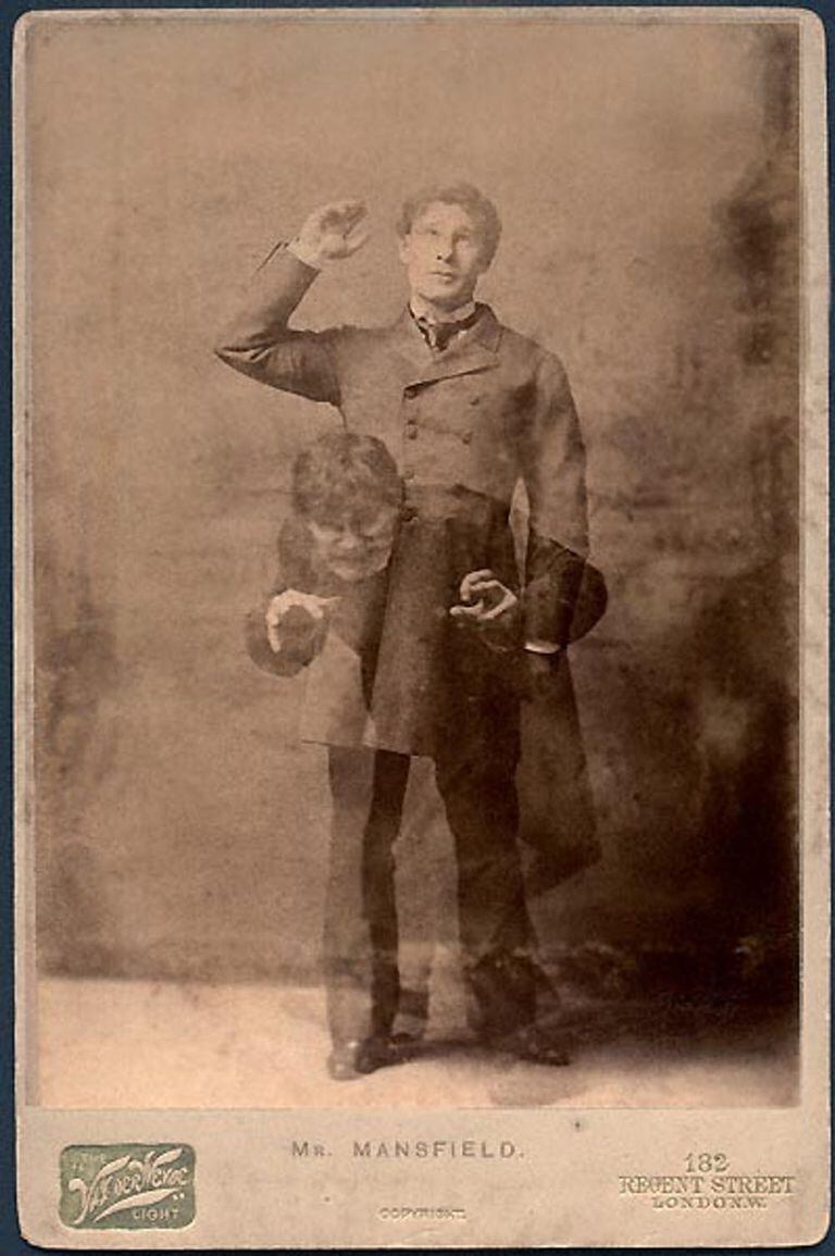Richard Mansfield fotografiado como Dr. Jekyll y Mr. Hyde por Henry Van der Weyde en 1895.