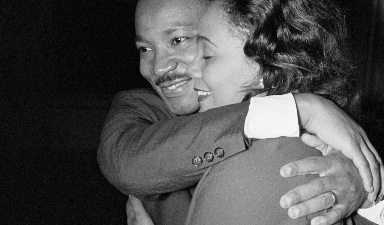 Esta es la icónica foto del abrazo entre Coretta Scott King y su esposo Martin Luther King Jr, luego que este último ganara el premio Nobel de Paz en 1964