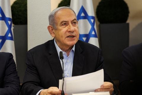 El primer ministro israelí, Benjamin Netanyahu, habla durante la reunión semanal del gabinete en el Ministerio de Defensa en Tel Aviv, Israel, el 7 de enero de 2024.