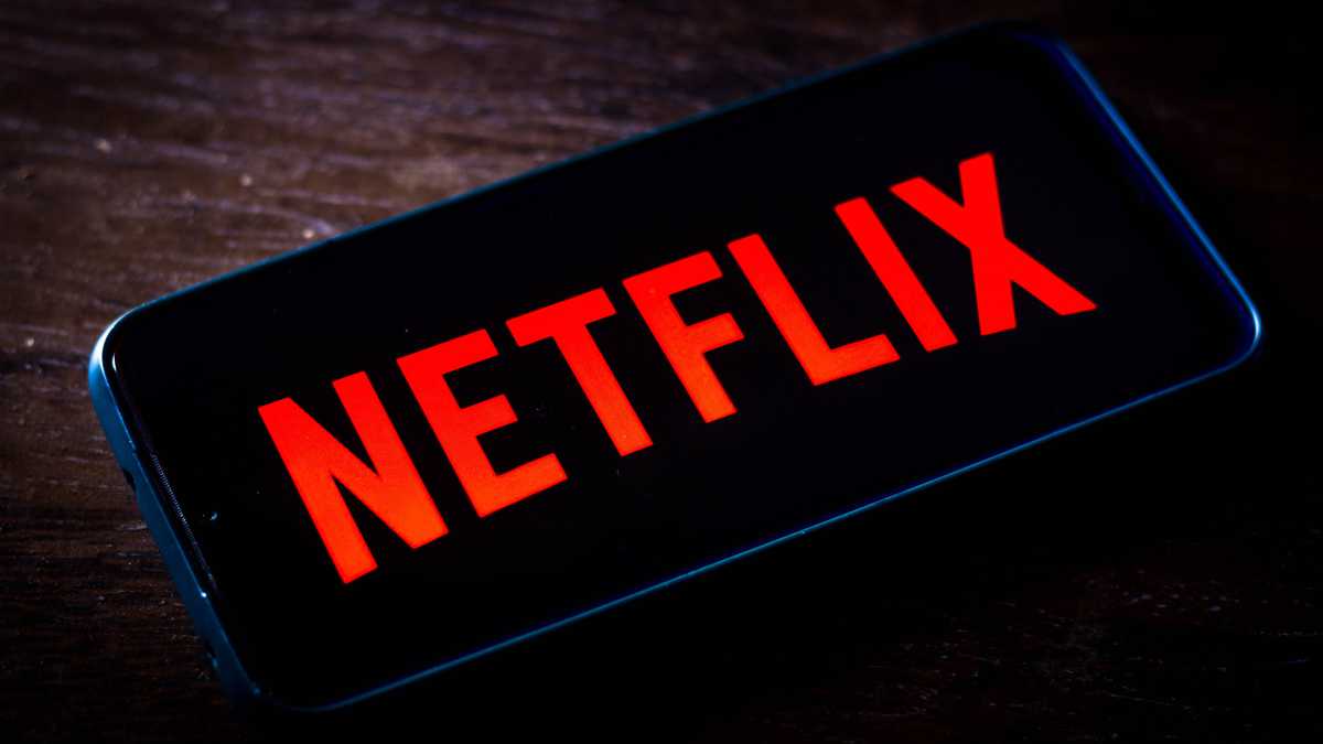 En esta ilustración fotográfica, el logotipo de Netflix que se ve en la pantalla de un teléfono inteligente.
Es un proveedor global de películas y series de televisión a través de streaming y actualmente tiene más de 208 millones de suscriptores.