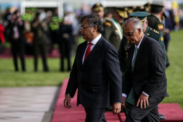 El presidente Gustavo Petro y el ministro de Defensa, Iván Velásquez.