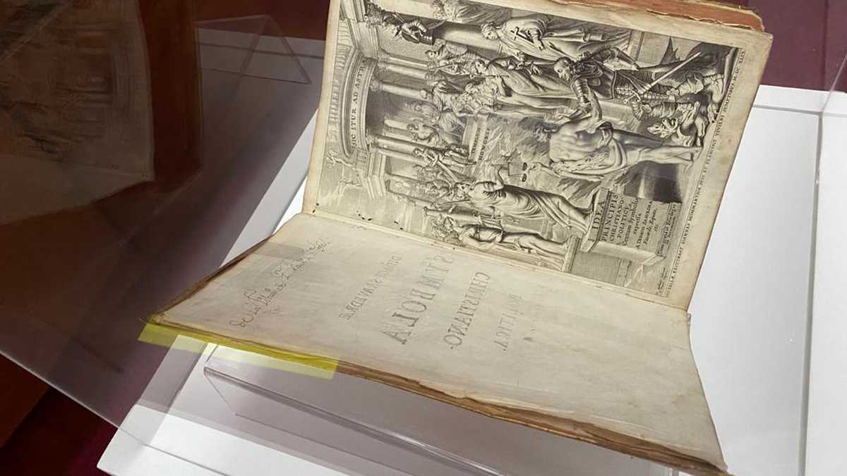 Libros de la exposición "El sello de Amberes" en la Biblioteca Nacional y la Luis Ángel Arango. Cortesía del Banco de la República