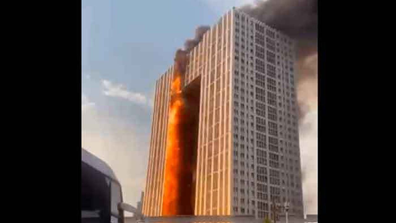 Video: el momento en el que un incendio consume un rascacielos residencial en China