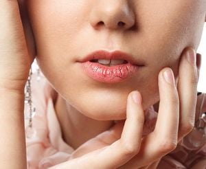 El aloe vera puro es un cicatrizante natural y con gran poder curativo para los labios agrietados.