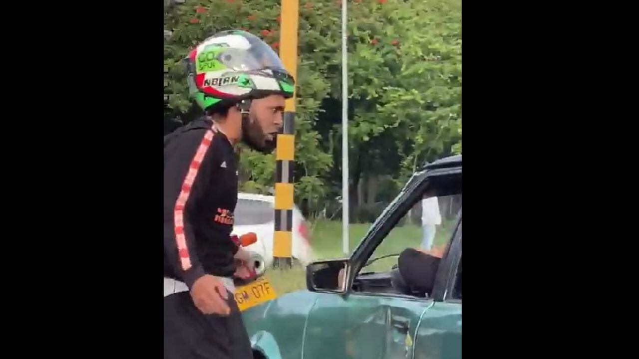 El motociclista huyó cuando el conductor decidió confrontarlo.