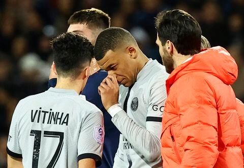 Soccer Football - Ligue 1 - Montpellier v Paris St Germain - Stade de la Mosson, Montpellier, France - February 1, 2023 Paris St Germain's Kylian Mbappe walks off the pitch after sustaining an injury REUTERS/Eric Gaillard