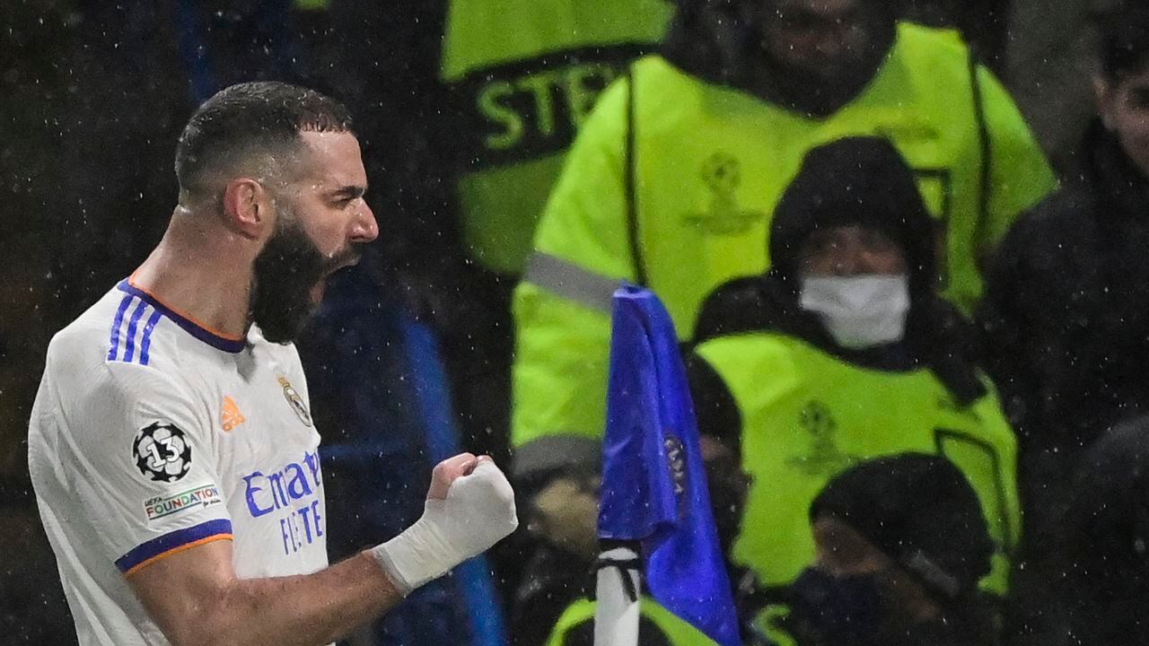 Real Madrid's French striker Karim Benzema celebrates after scoring his second goal during the UEFA Champions League Quarter-final first leg football match between Chelsea and Real Madrid at Stamford Bridge stadium in London, on April 6, 2022. (Photo by JAVIER SORIANO / AFP)
