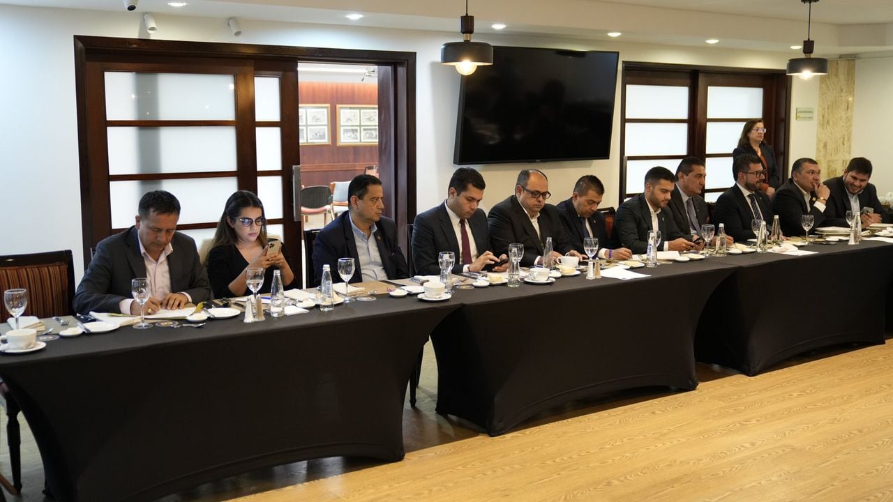 En la reunión estuvo el representante Alexánder Quevedo, que firmó la ponencia positiva y podría ser sancionado. En esta foto, a la izquierda.