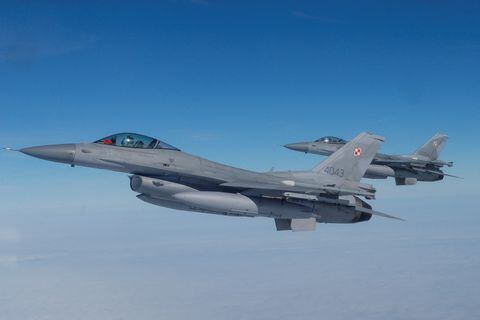 Aviones F-16 vuelan durante un evento mediático de la OTAN en una base aérea en Malbork, Polonia, el 21 de marzo de 2023.