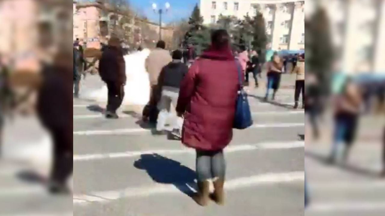 Con disparos, militares rusos dispersan manifestación en Ucrania