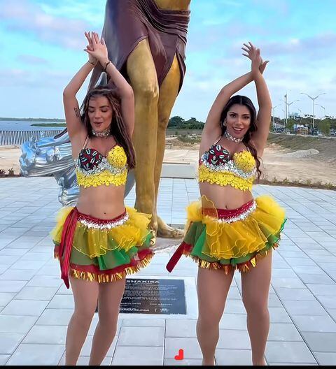 Fuertes críticas ha recibido la presentadora y bailarina Elianis Garrido junto con la reina del Carnaval de Barranquilla por su baile en homenaje a la estatua de Shakira. Foto tomada de redes sociales