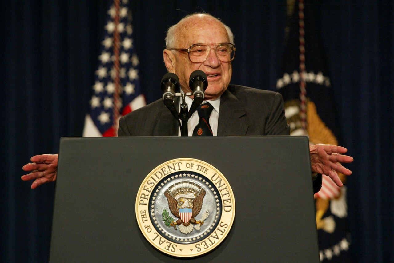 Milton Friedman, ganador del Premio Nobel de Ciencias Económicas en 1976, habla el 9 de mayo de 2002 durante un evento en la Casa Blanca en Washington, DC.