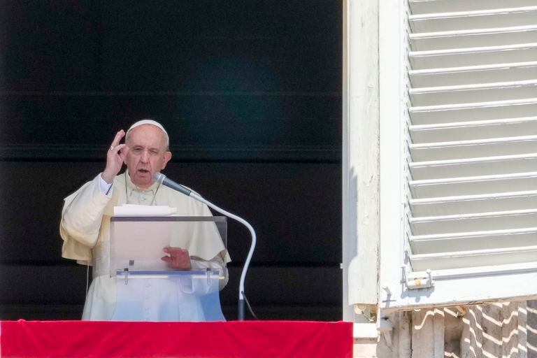 El papa Francisco da la bendición desde la ventana de su estudio que da hacia la Plaza de San Pedro, en el Vaticano, el 5 de septiembre de 2021. (AP Foto/Andrew Medichini)