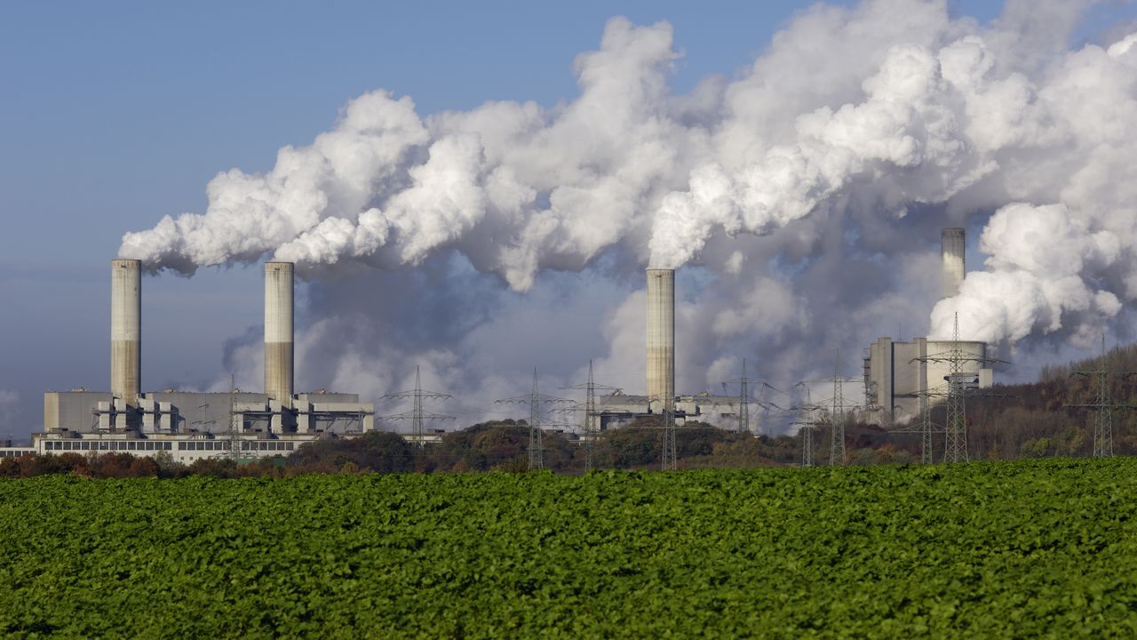 Planta de energía de carbón con contaminación. Fabrica con humo