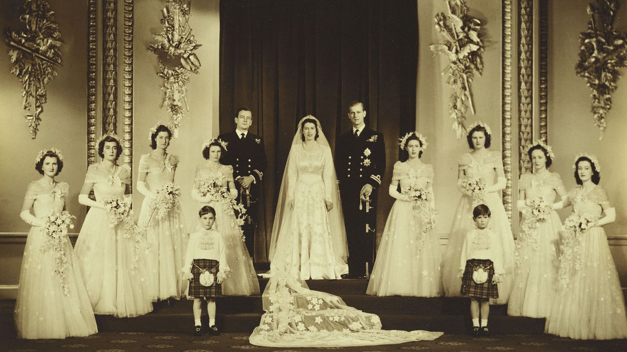 Los recién casados con la corte nupcial. El padrino del novio fue su primo, David Mountbatten, marqués de Mildford Haven, en tanto que la princesa Margaret fue la dama de honor de su hermana Isabel.