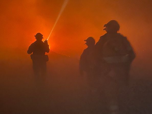 Imágenes del lugar divulgadas en redes sociales mostraron a los bomberos cuando intentaban asistir a las víctimas dentro de un edificio residencial, cuyo exterior parecía fuertemente dañado. (Photo by VCG/VCG via Getty Images)