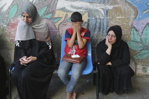 Los palestinos lloran a sus familiares muertos en el bombardeo israelí de la Franja de Gaza en Rafah, el lunes 30 de octubre de 2023.