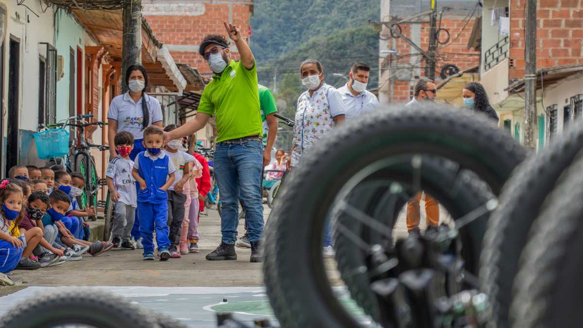 Estudiantes y profesores realizando acciones que hacen parte de la estrategia de 'Mi Bici a la Escuela' del programa 'Antioquia en Bici'.