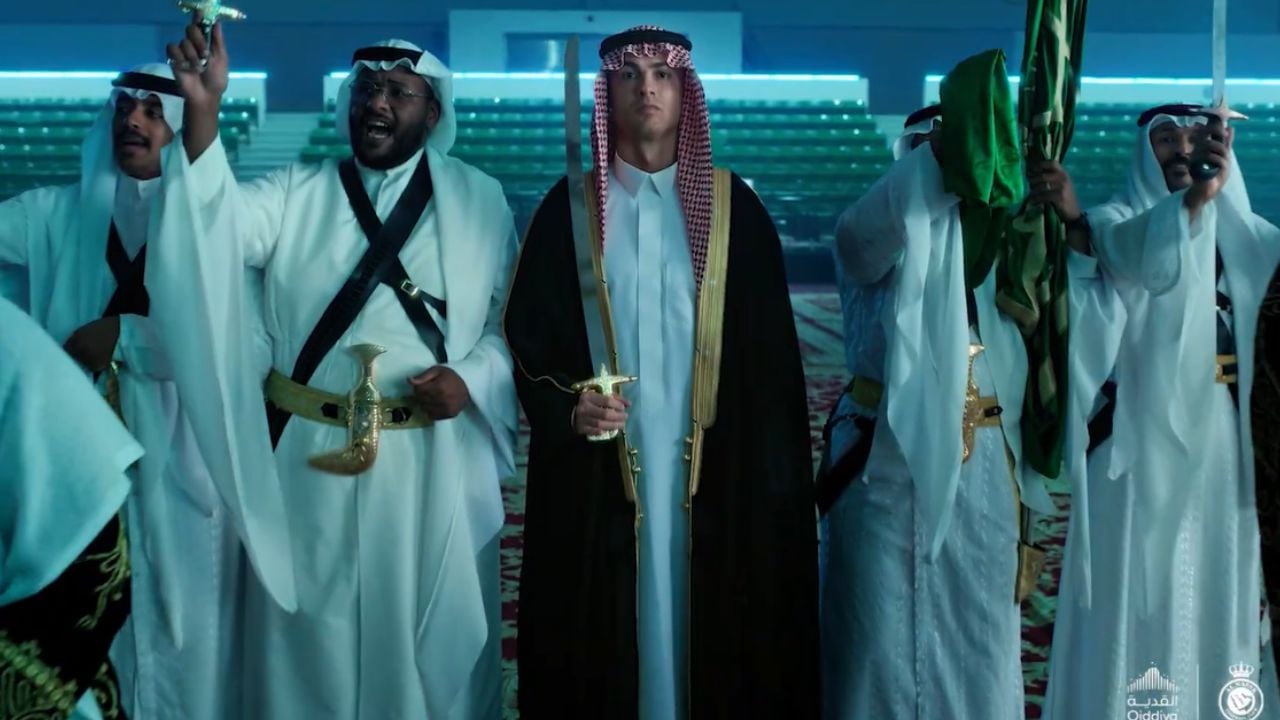 Cristiano Ronaldo fue vestido con túnica tradicional de Arabia Saudita.