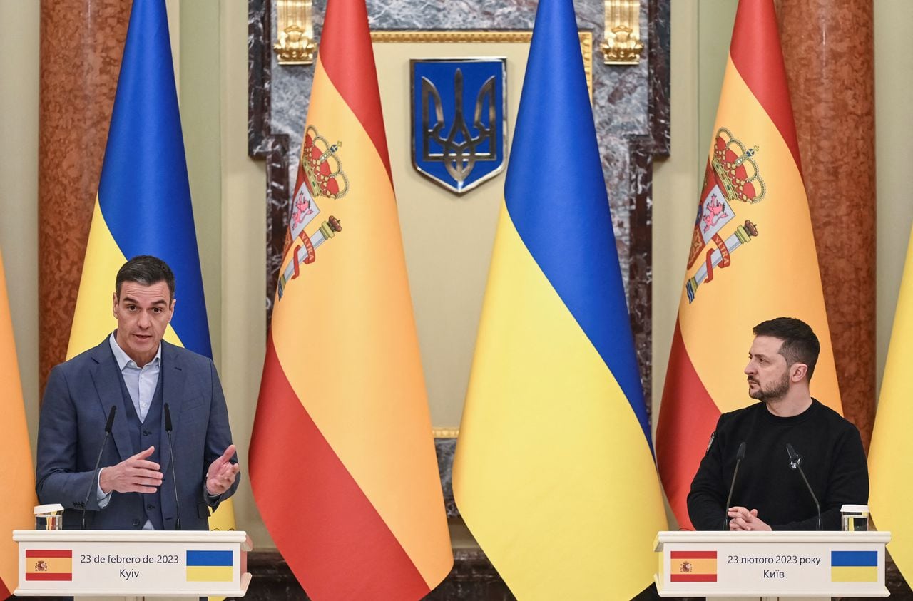 El presidente de Ucrania, Volodymyr Zelenskiy, y el primer ministro de España, Pedro Sánchez, asisten a una rueda de prensa conjunta, en medio del ataque de Rusia a Ucrania, en Kiev, Ucrania, el 23 de febrero de 2023.
