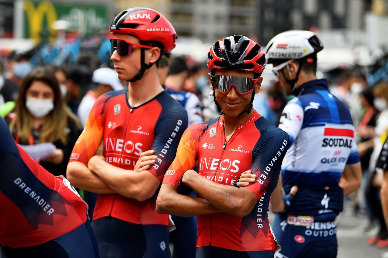 El ciclista colombiano del Team Ineos Grenadiers, Egan Bernal (C), sonríe antes de la cuarta etapa de la vuelta ciclista a España 2023, una carrera de 184,6 km desde Andorra la Vella a Tarragona, en Andorra, el 29 de agosto de 2023. ( Foto de Pau BARRENA / AFP)