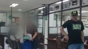Funcionario de la Alcaldía de Medellín ataca a un profesor.