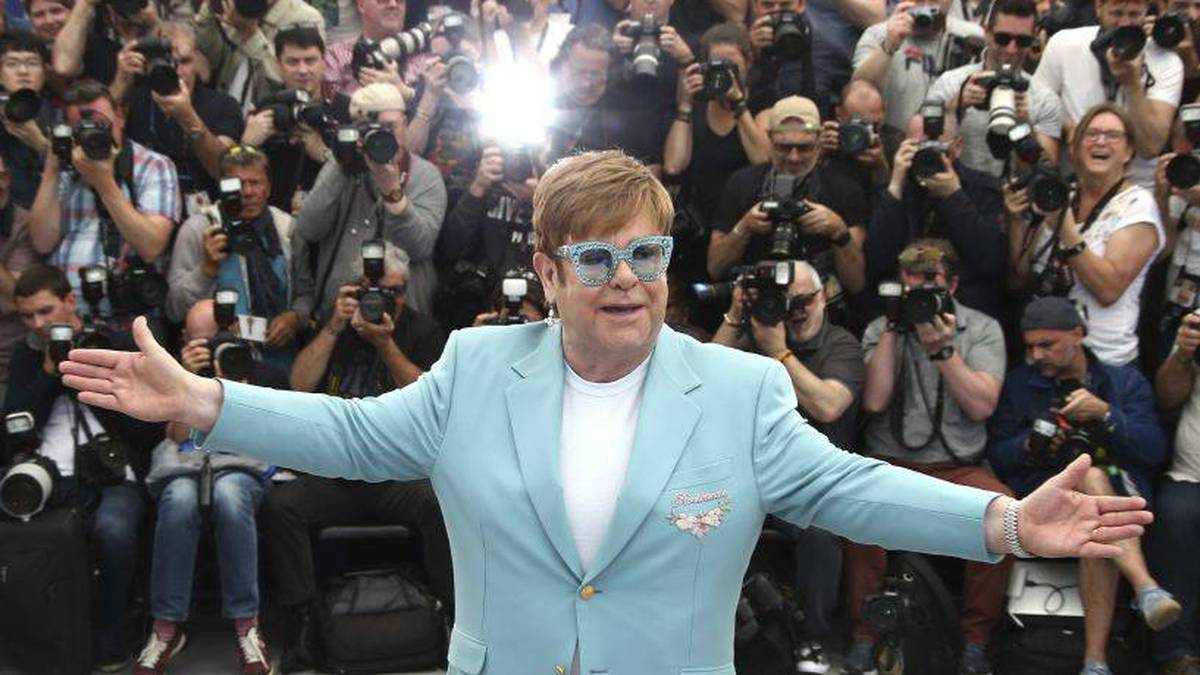 16 de mayo - Sir Elton John atiende a la premier de 'Rocketman' la película basada en su vida en el Festival de Cannes. FOTO: Joel C Ryan / AP