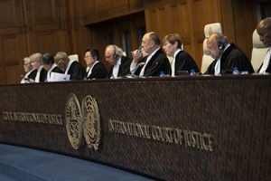 La jueza presidente Joan Donoghue, tercera a la derecha, ingresa al Tribunal Mundial en La Haya, Países Bajos, el jueves 13 de julio de 2023, donde el tribunal supremo de las Naciones Unidas dicta su sentencia en una disputa fronteriza marítima de larga data entre Nicaragua y Colombia.