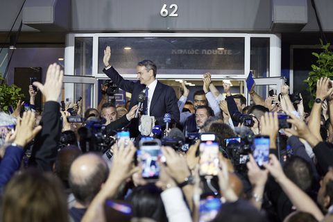 El primer ministro Kyriakos Mitsotakis celebra junto a los seguidores de partido Nueva Democracia (ND) los resultados.