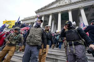 Miembros de los Oath Keepers fotografiados frente al edificio del Congreso el 6 de enero del 2021, en que una turba tomó por asalto el Capitolio. (AP Photo/Manuel Balce Ceneta, File)