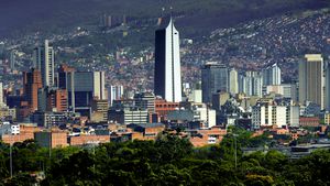 El horizonte del centro de Medellín, Colombia, es famoso por el edificio blanco Coltejer, el edificio más alto de Medellín y un símbolo reconocible de la ciudad. El Coltejer fue la sede de una empresa textil y su forma fue construida para asemejarse a una aguja de coser. Medellín se encuentra en el Valle de Aburrá, rodeada por la Cordillera de los Andes.