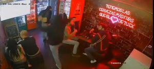 Los ladrones ingresaron al bar y encañonaron a los empleados del local.