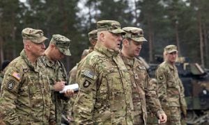 Comandante Mark Milley del Ejército de EE.UU. se vio cara a cara con su homólogo ucraniano en Polonia.