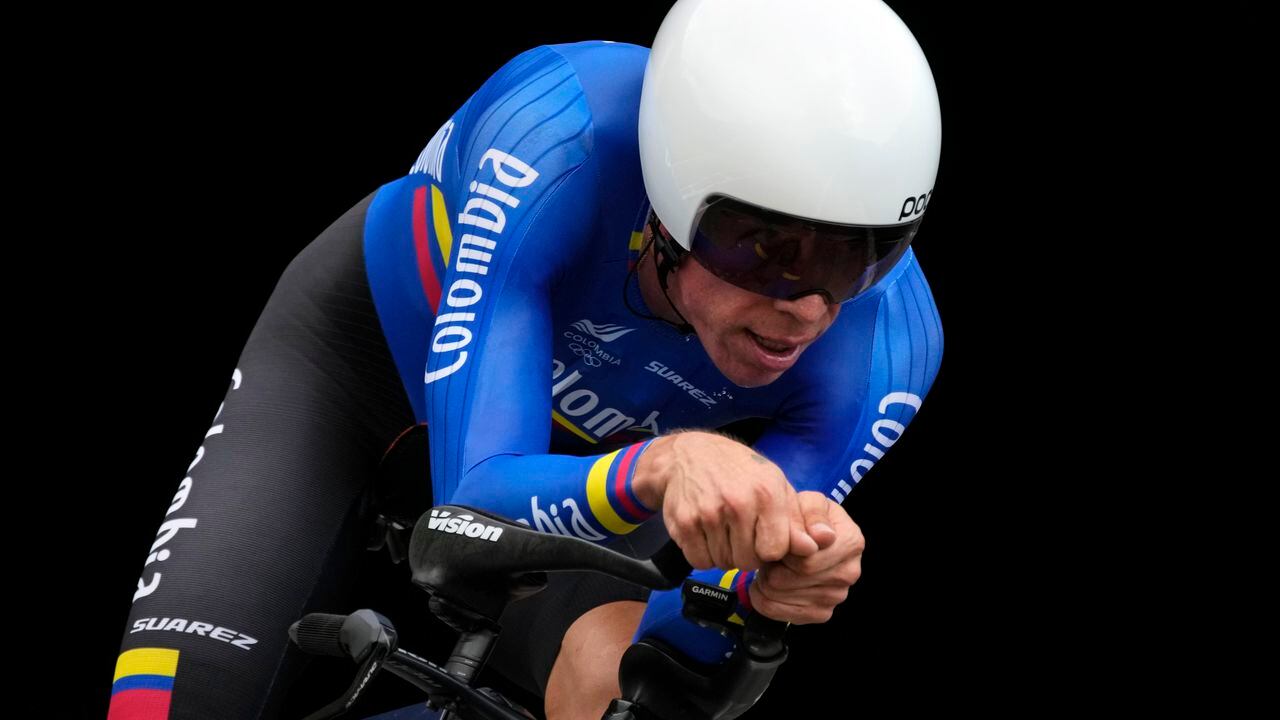 Rigoberto Uran de Colombia compite durante la contrarreloj individual de ciclismo masculino en los Juegos Olímpicos de Verano de 2020, el miércoles 28 de julio de 2021, en Oyama, Japón. (Foto AP / Christophe Ena)