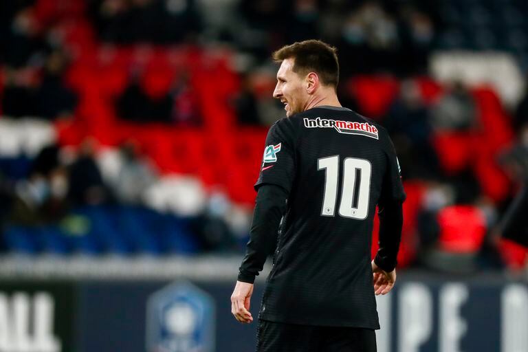 PARIS, FRANCE - JANUARY 31: Lionel Messi #10 of Paris Saint-Germain looks on during the French Cup match between Paris and Nice on January 31, 2022 in Paris, France. (Photo by Catherine Steenkeste/Getty Images)