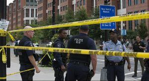 Las autoridades trabajan en la escena del crimen, que deja al menos doce muertos en la capital estadounidense,