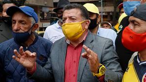 Hugo Ospina en el Paro de taxistas en Bogota en rechazo a las leyes que se están tramitando en el Congreso que permitiría que vehículos particulares presten el servicio de transporte por aplicaciones
Noviembre 25 del 2020
Foto Guillermo Torres Reina / Semana