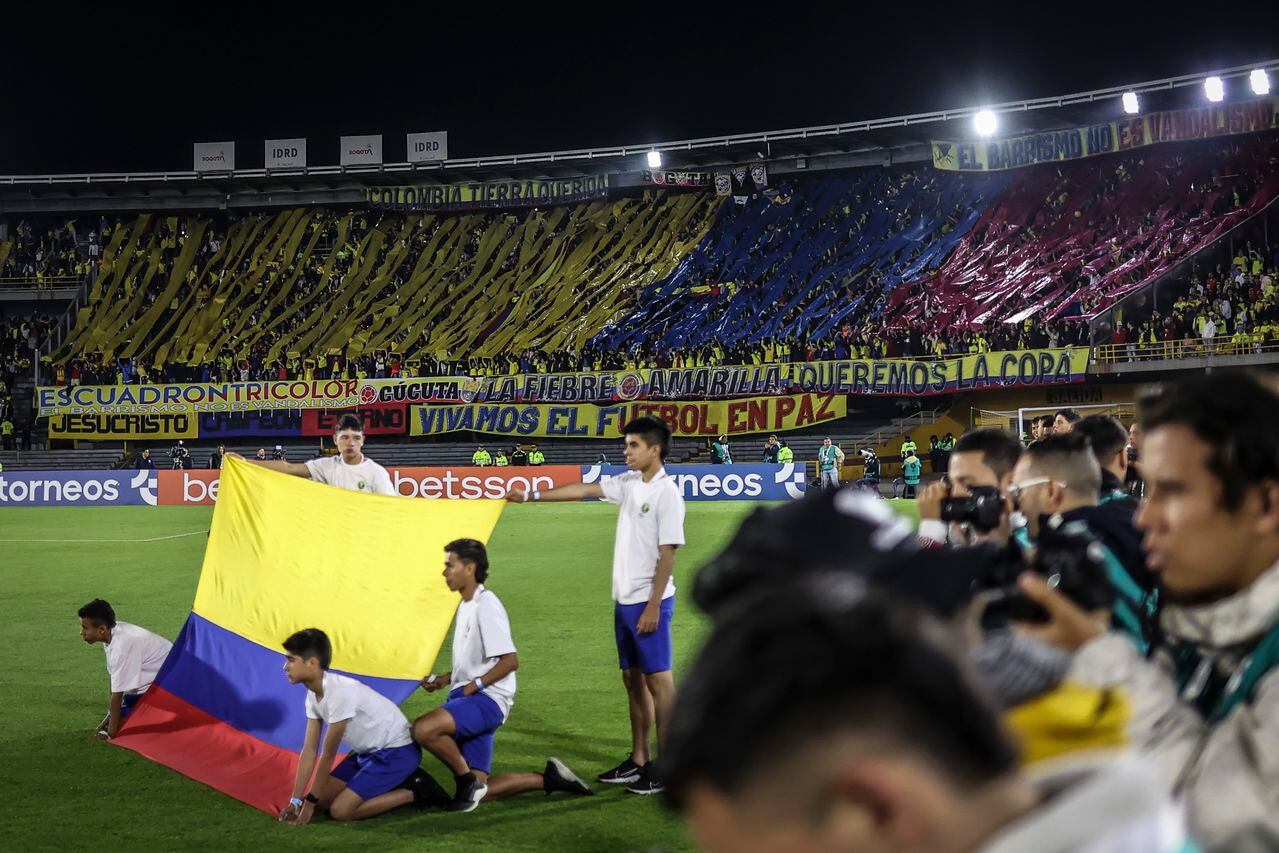 Barra Fiebre Amarilla y su recibimiento a la Selección Colombia en El Campín.