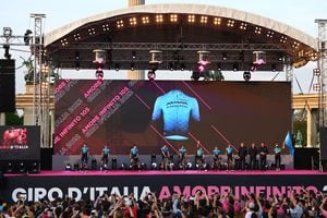 El Team Astana durante la presentación de los equipos participantes en el Giro de Italia 2022