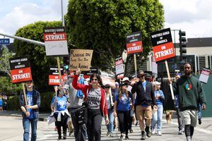 Trabajadores y simpatizantes del Sindicato de Escritores de Estados Unidos protestan frente a Universal Studios Hollywood después de que los negociadores sindicales convocaran una huelga de escritores de cine y televisión, en el área de Universal City de Los Ángeles, California, EE. UU