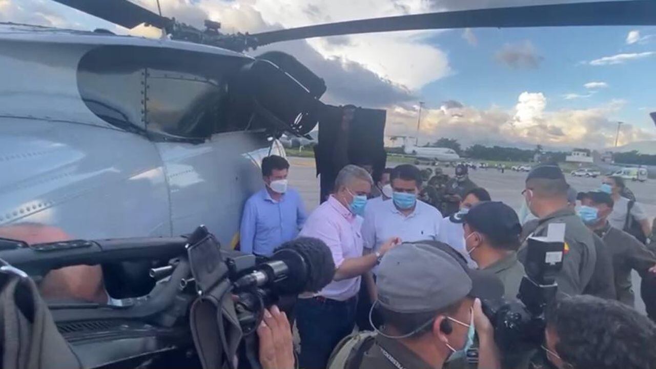 El presidente inspecciona el helicóptero en el que viajaba y que fue atacado a tiros en Sardinata, Norte de Santander.