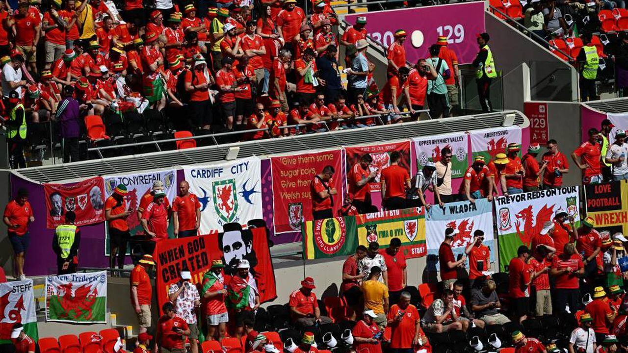 Miles de hinchas han llegado desde Gales hasta Qatar para acompañar a su selección en el mundial. Foto: AFP.