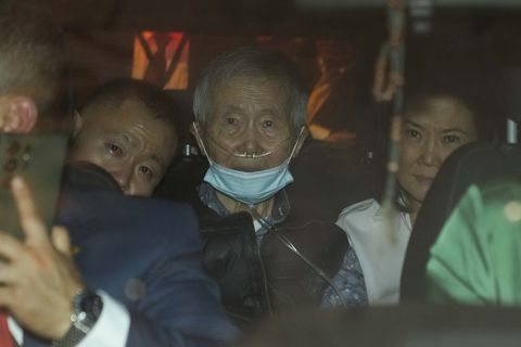 Alberto Fujimori ex presidente del Perú sale de prisión juntos a sus hijo Keiko y Kenji.