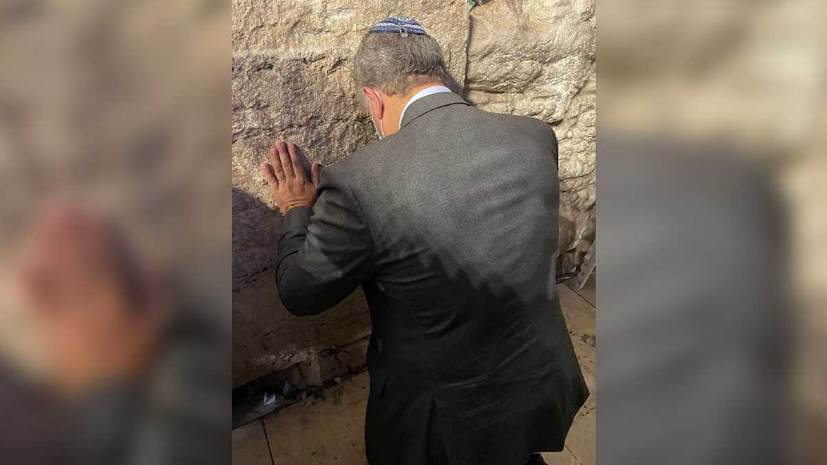 Histórico! Presidente Iván Duque reza en el Muro de los Lamentos en  Jerusalén