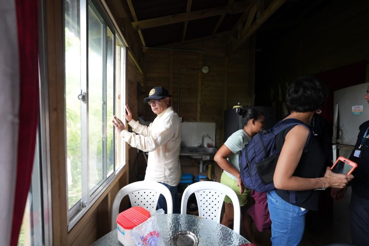 El presidente Gustavo Petro revisando la estructura de una casa en San Andrés.
