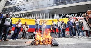   Mauricio Martínez ganó reconocimiento por quemar una bandera del M-19 con la cara de Petro en medio de un plantón en contra de la reforma a la salud.