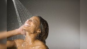 Expertos indican que el shampoo puede tener tóxicos que afectan al cabello. Foto: Getty Images.