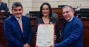 El senador Roy Barreras condecoró este martes a Luz María Zapata.