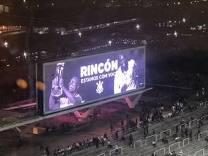 Corinthians rindió homenaje a Freddy Rincón en su estadio en el partido por Copa Libertadores.