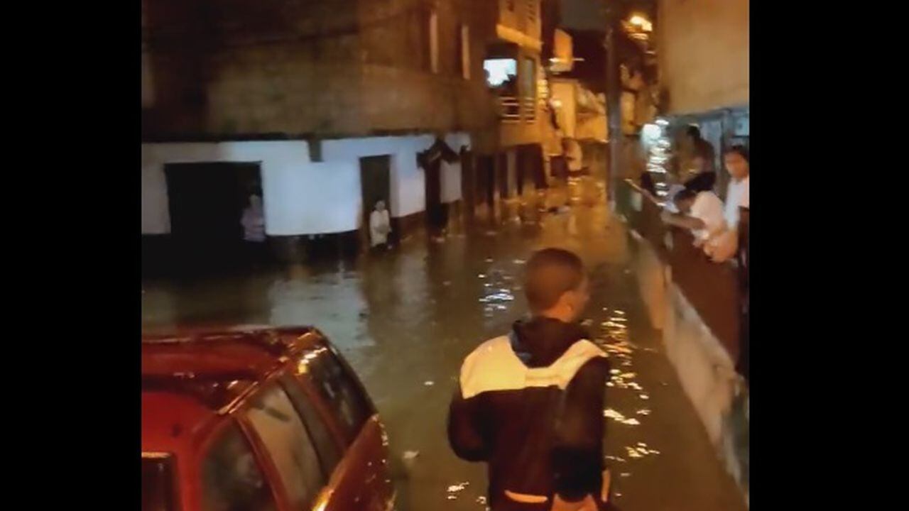 Reportan tremendas inundaciones en el barrio Sinaí.